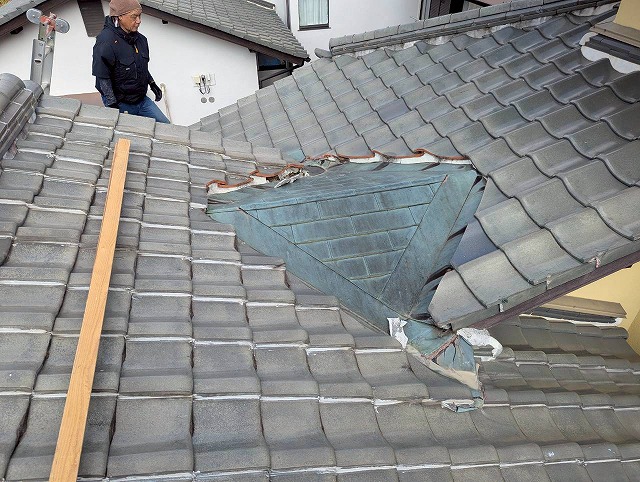 経年劣化で雨漏りの原因の一つである谷納まり